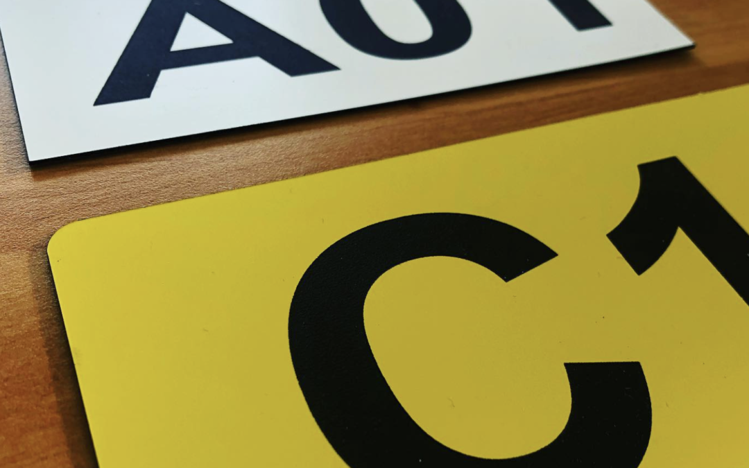 La gravure des plaques acryliques – Signalétique et identification
