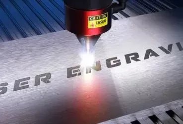 Guide des matériaux pour la découpe laser : PMMA, Plexiglass, Polycarbonate et plus