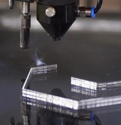 Plaque de PMMA découpée au laser avec une finition brillante, idéale pour des enseignes, urnes et des panneaux en Occitanie