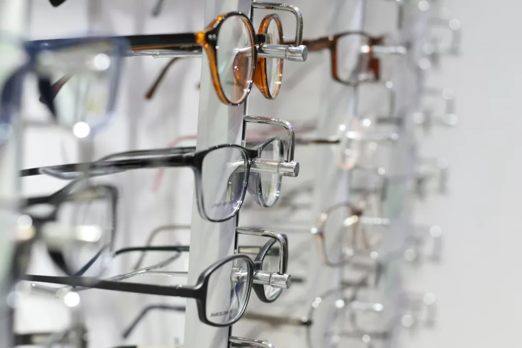 Lunettes sur porte lunette en pmma transparent