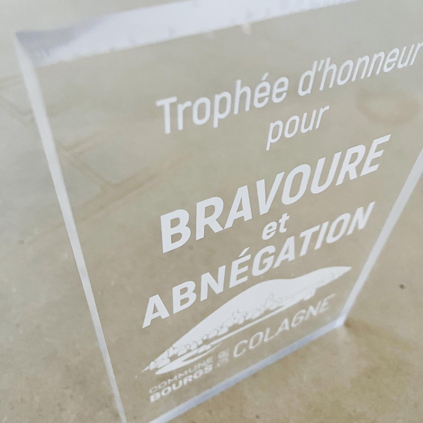 Trophée en PMMA plexi transparent gravé et poli