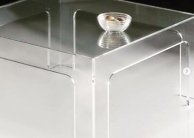Presentation d'une table en pmma transparent pour ameublement magasin