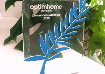 Trophée en pmma sur mesure avec gravure laser palme en acrylique de couleur