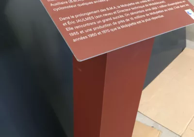 Totem en aluminium composite effet rouille avec texte explicatif sur Charles Benoît.