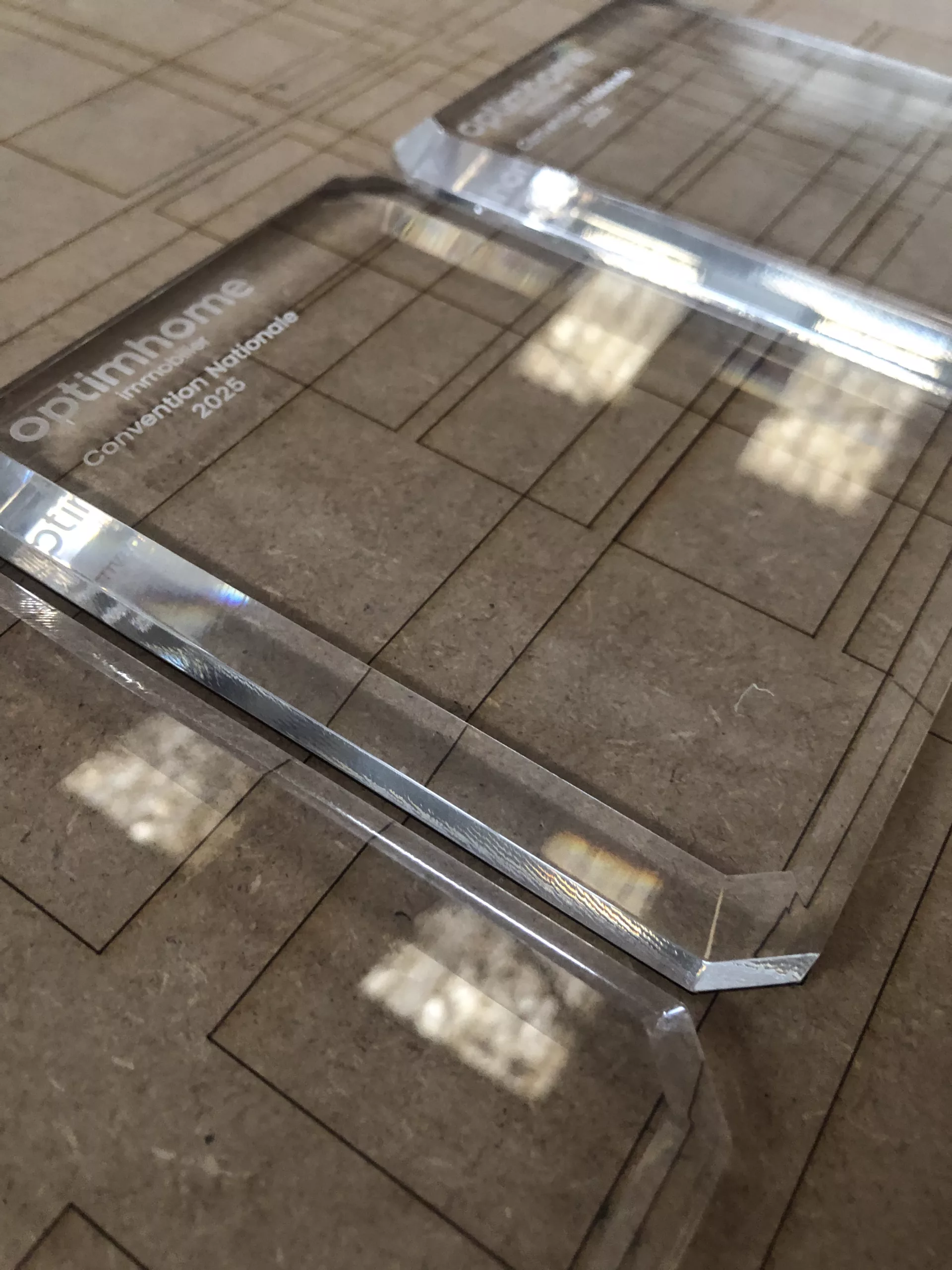Usinage-pmma-verre-acrylique-sur-mesure Usinage et personnalisation de bloc pmma transparent sur mesure. gravure laser logo optimhome