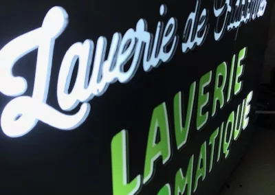Fabrication d’enseignes drapeaux lumineuses et non lumineuses pour un projet en sous-traitance à Vauvert (Gard)