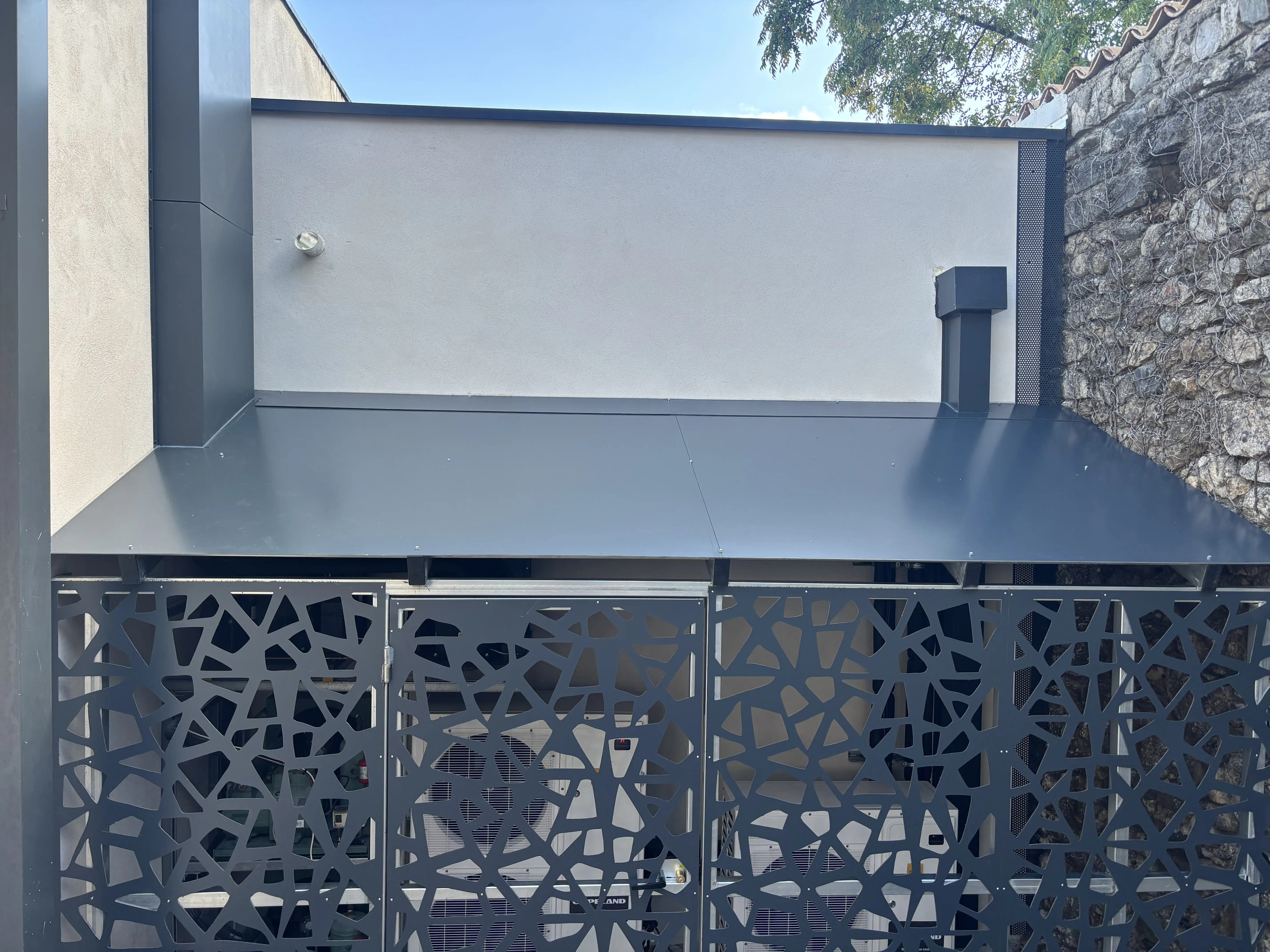 Découpe-sur-mesure-numérique-usinage-atelier-solandis Habillage technique complet en aluminium composite gris RAL 7016 réalisé par Solandis pour un établissement médico-social au Vigan, dans le Gard.