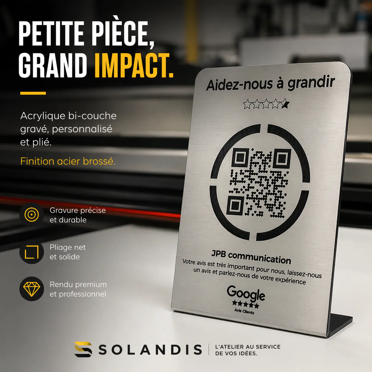 Présentoir de comptoir en acrylique bi-couche gravé et plié fabriqué par Solandis pour QR code, avis Google et signalétique premium