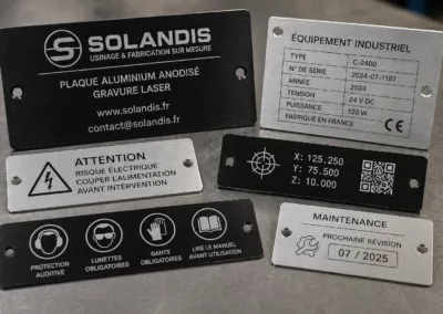 Plaques en aluminium anodisé gravées au laser pour repérage industriel et signalétique technique par Solandis