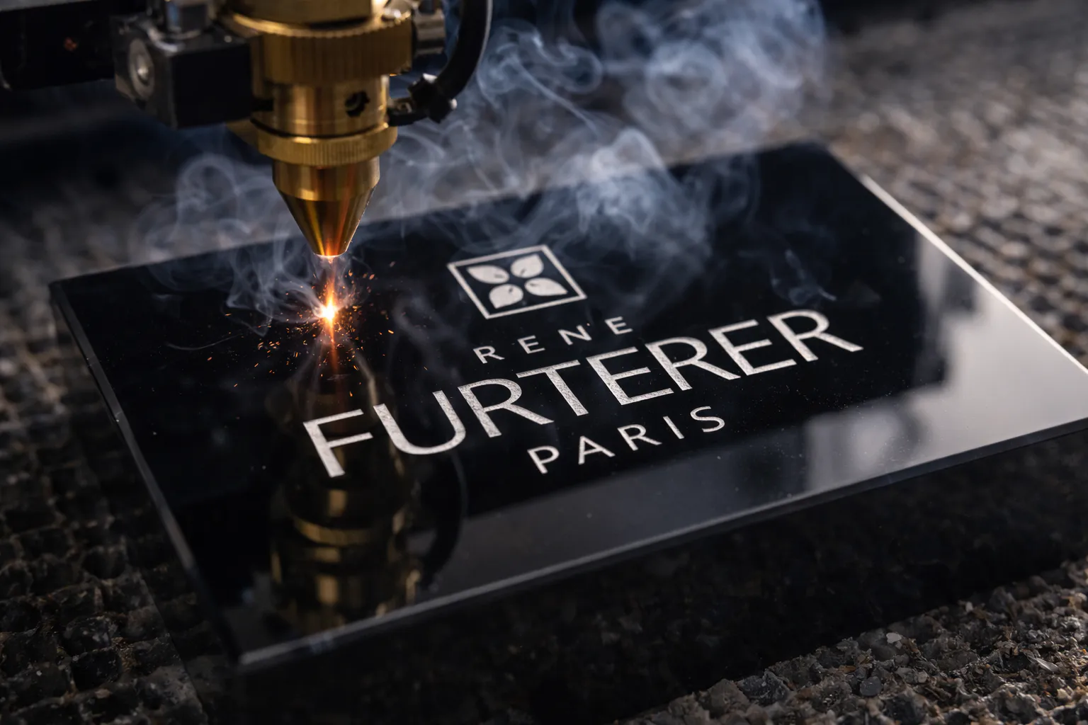 gravure laser sur bloc vitrine en PMMA noir pour la marque Furterer Paris dans l’atelier Solandis
