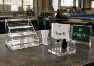 Blocs vitrines PMMA et PLV pour la parfumerie sur mesure et pour la cosmétique
