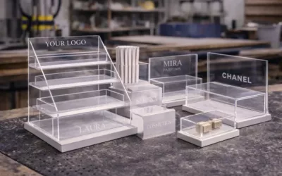 Présentoirs de luxe en PMMA pour la parfumerie et la cosmétique : PLV, porte-testeurs, porte mouillettes et blocs vitrines sur mesure.